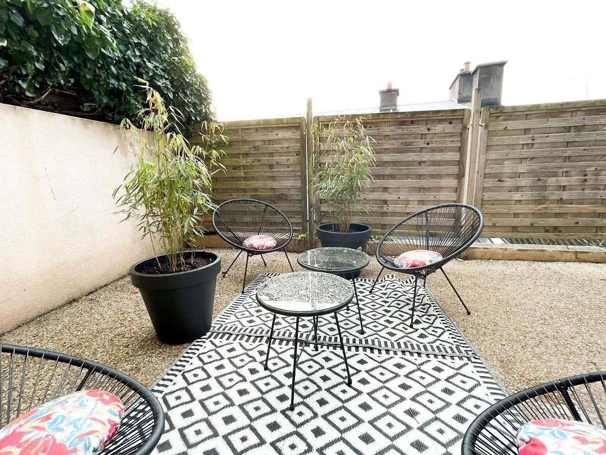 Jacuzzi Au Cocon Brestois Apartment 0*, Brest