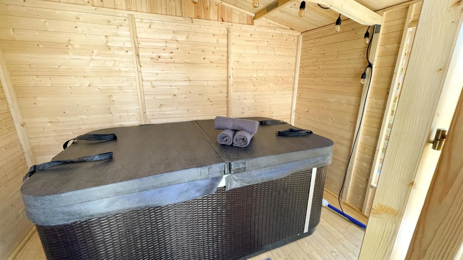 Jacuzzi Au Cocon Brestois Apartment  Brest