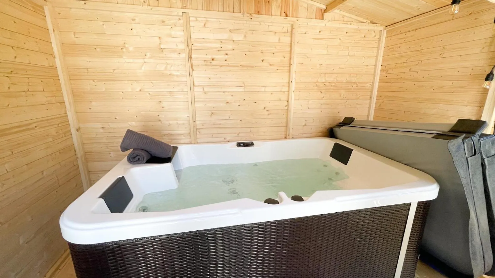 Jacuzzi Au Cocon Brestois Apartment 0*, Brest